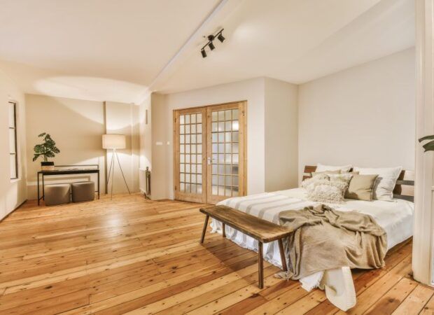 Kolor podłogi a kolor mebli – jak łączyć różne odcienie drewna?